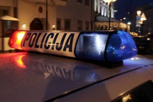 Pirmumo simboliai gali būti naudojami taip, kad visiems būtų patogiau, arba kad būtų baisiau. Nuotrauka maloniai pasiskolinta iš http://www.balsas.lt/naujiena/389665/kodel-svytureliai-ir-sirenos-vairuotojams-sukelia-panika/rubrika:naujienos-laisvalaikis-eteris