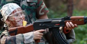 Ar nepasirodys antiginklų psichozės fone kokiam ultrapacifistui ir valdiškos institucijos, kad šio vaiko raida yra trikdoma, ir jį reikia paimti iš šeimos? Nuotrauka iš kariauktiras.lt
