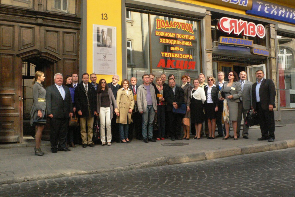 Štai ši lenta gražiai atidengta Lvove, o paskui vietinių bepročių dėka nukabinta. Paskui vėl lyg pakabinta. Toks bus ir Ukrainos (sėkmingas) kelias į laisvę ir gerovę.